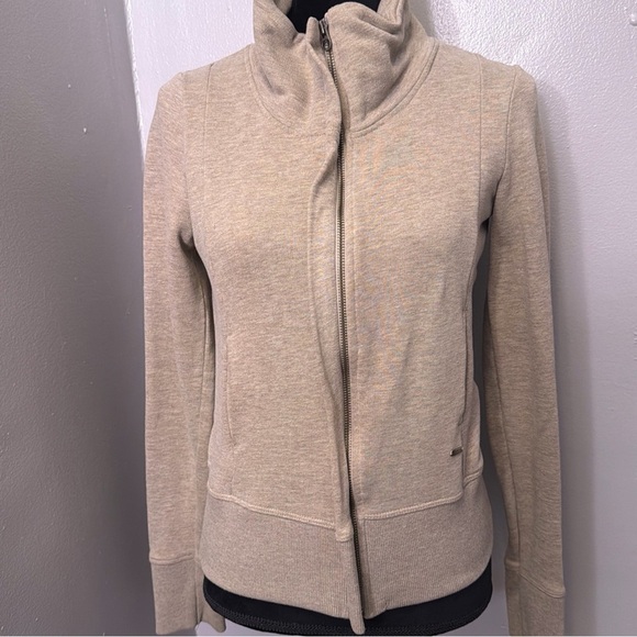 Women's sports/casual jacket with full zipper. - Picture 3 of 6